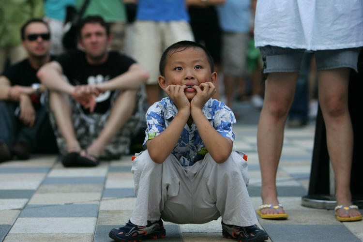图文:小男孩在观看奥运会中国西班牙篮球直播