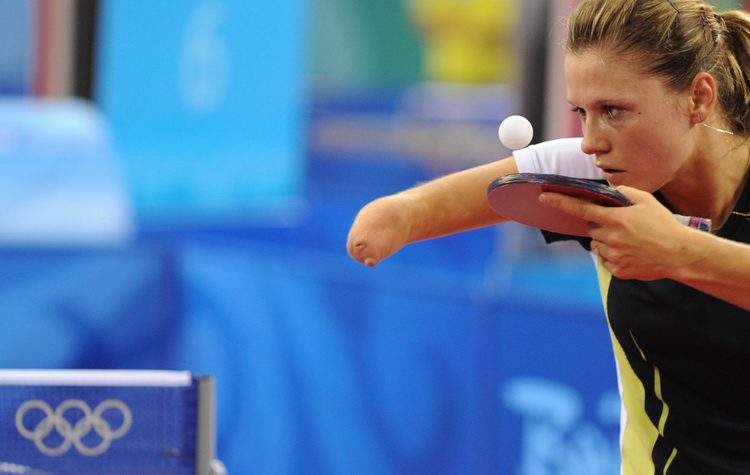 图文:波兰独臂乒乓球选手帕蒂卡在比赛中发球