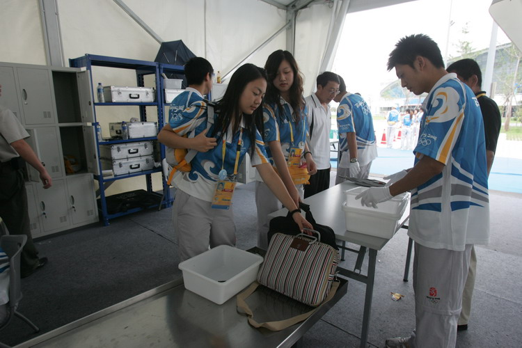 图文:奥运会志愿者在安检