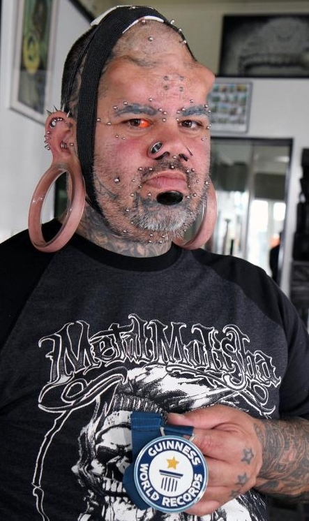 夏威夷奇男子打巨型耳洞 破吉尼斯纪录