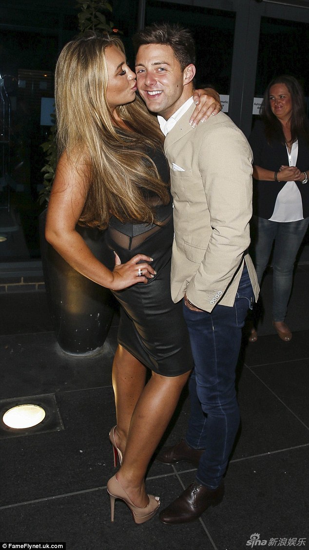 组图：真人秀女星劳伦玩亲亲 卖萌热舞肥肉四溢