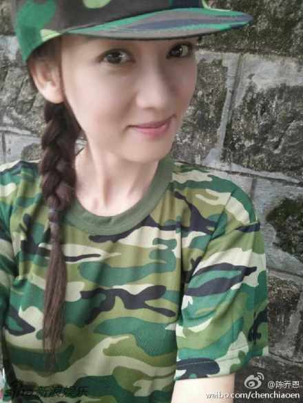 组图：教主18岁！陈乔恩麻花辫扮军训妹似少女