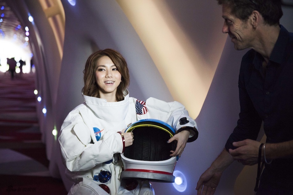 组图：邓紫棋将登太空 称会边漫游边录自己唱歌