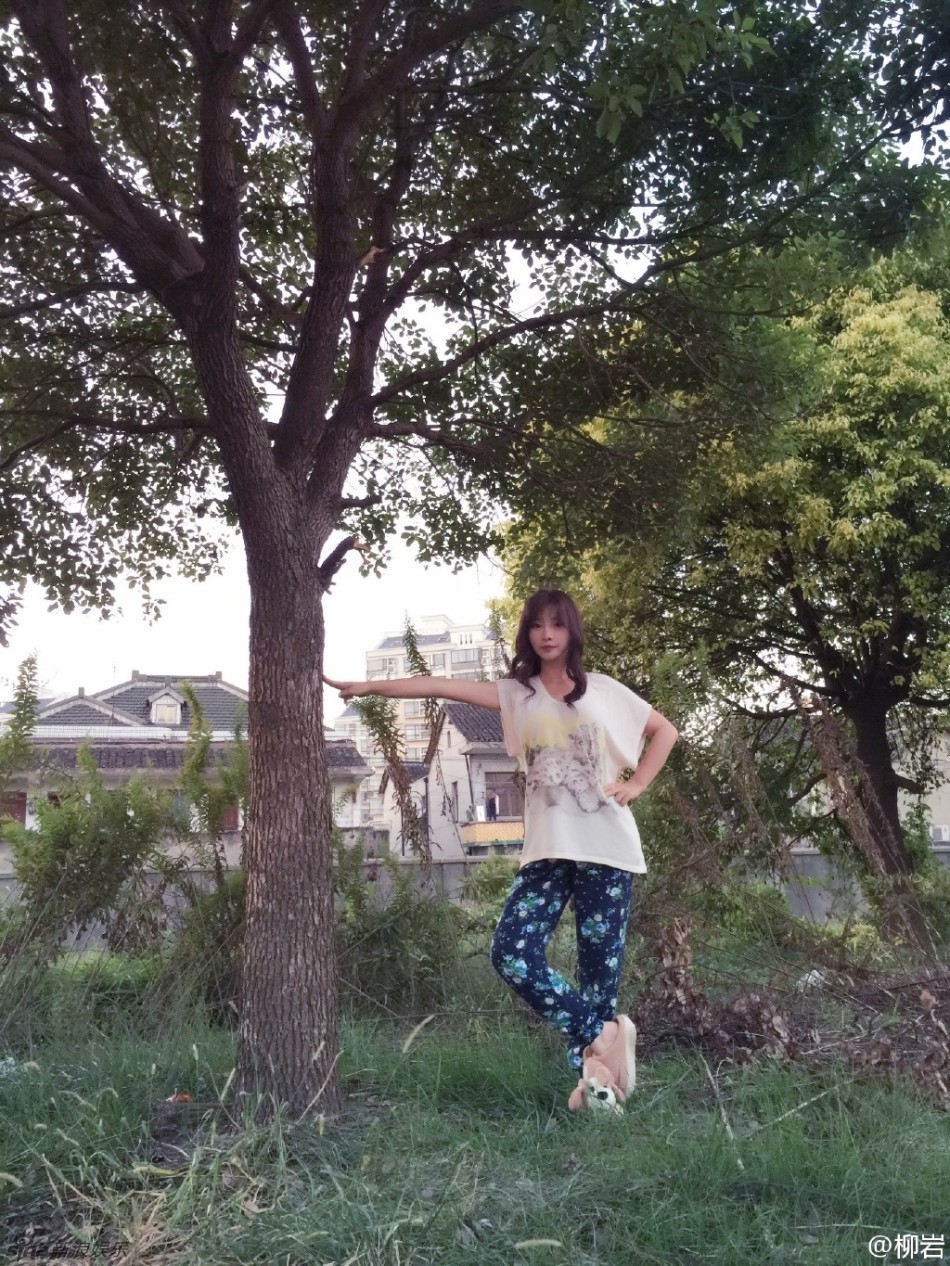 组图：柳岩穿花裤搭毛绒鞋锻炼 变身女汉子卖萌