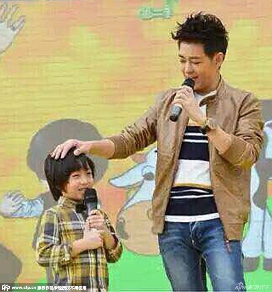 组图：林志颖带子捞金父爱浓 Kimi欲吃话筒萌翻