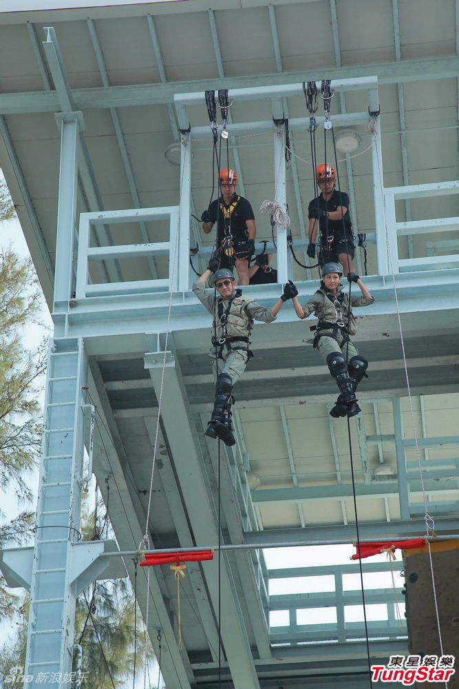 组图：吴启华游绳而下现大雕 徐子珊大笑感尴尬
