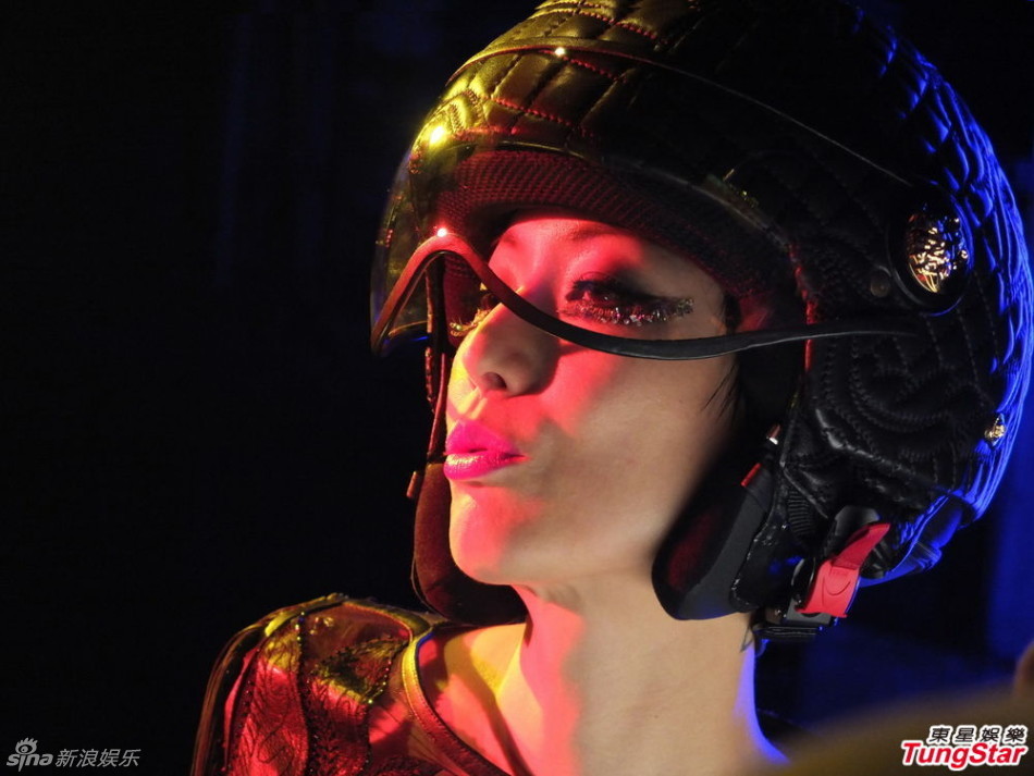 组图：郑秀文演唱会彩排六度换妆变发型