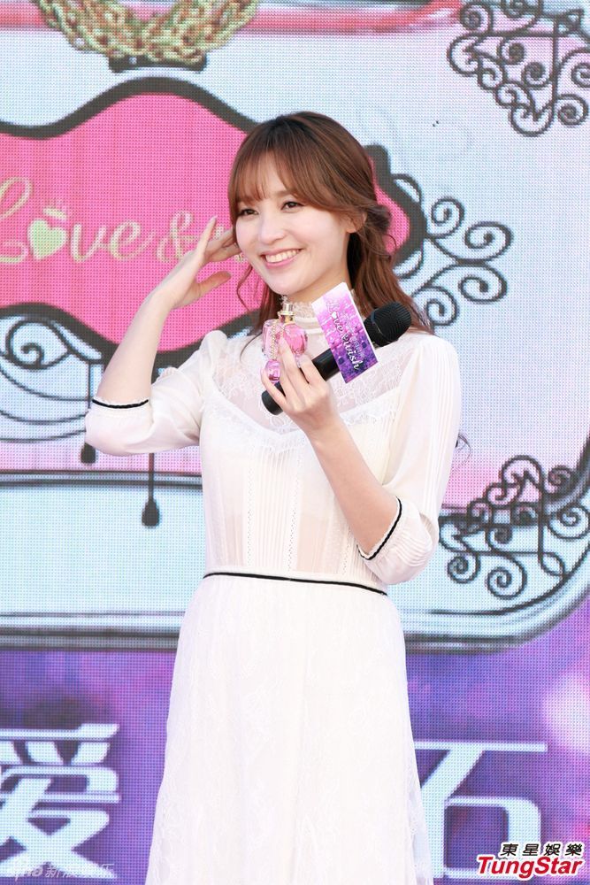 组图：金莎跨界当老板男友撑腰 避谈新恋情