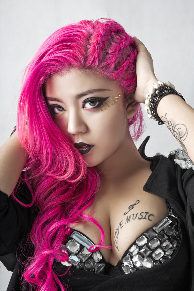 刘雅婷首发全新单曲《高跟鞋》