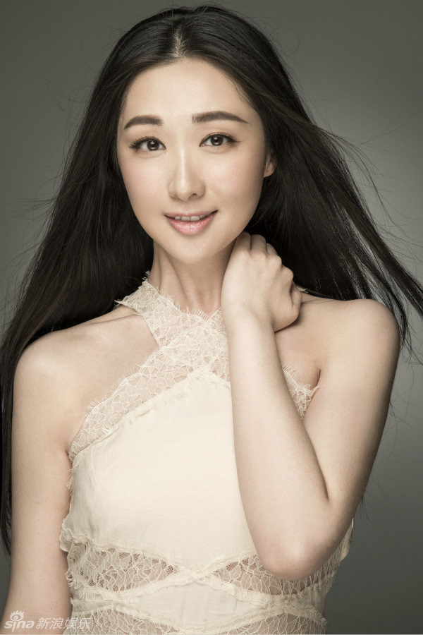 组图：涂黎曼时尚写真 微露香肩秀性感锁骨