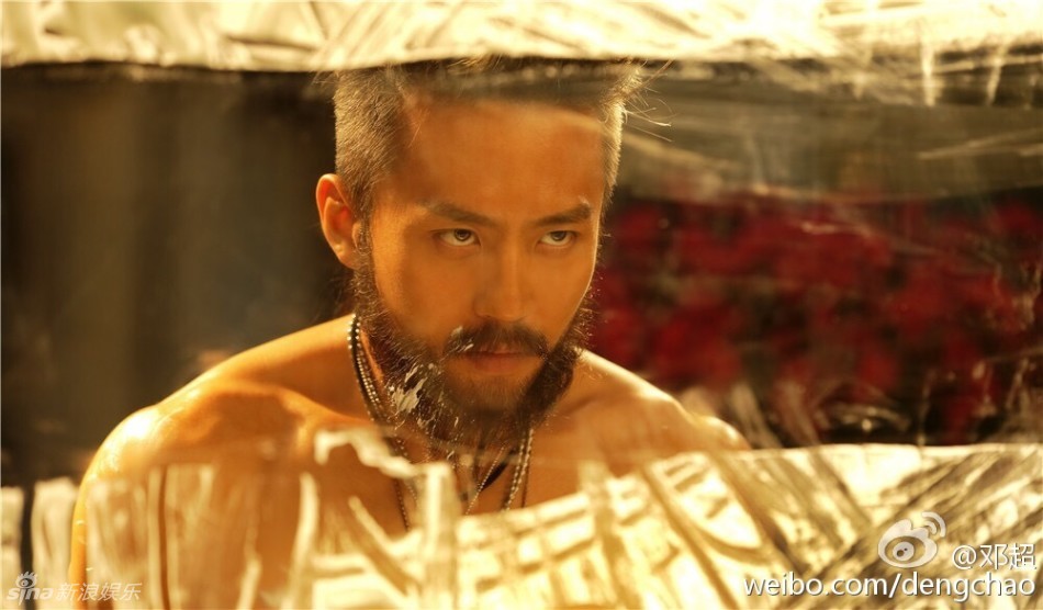 组图：邓超秀胡须照裸上身 自问我能娶我自己吗