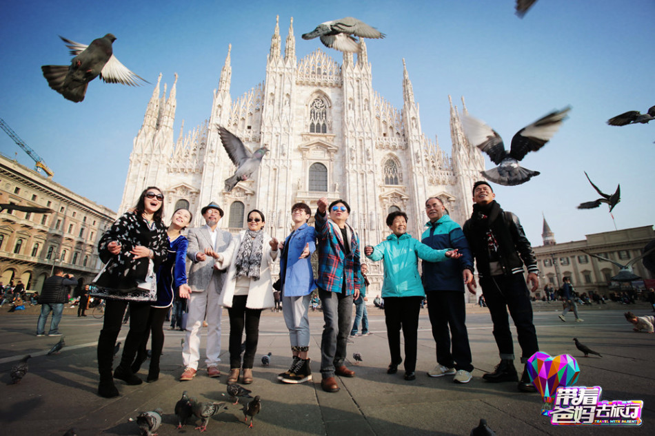 组图：《带着爸妈》嘉宾刷脸吃饭 宋佳街头练摊