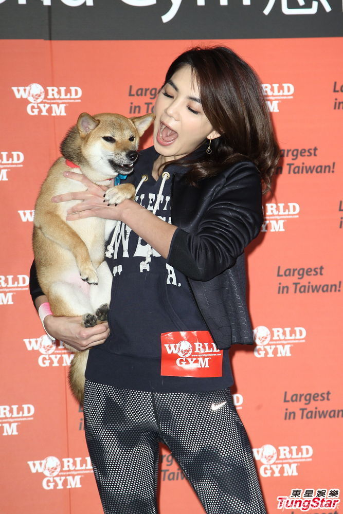 组图:Ella带爱犬做公益自称巨星 想年底当妈妈