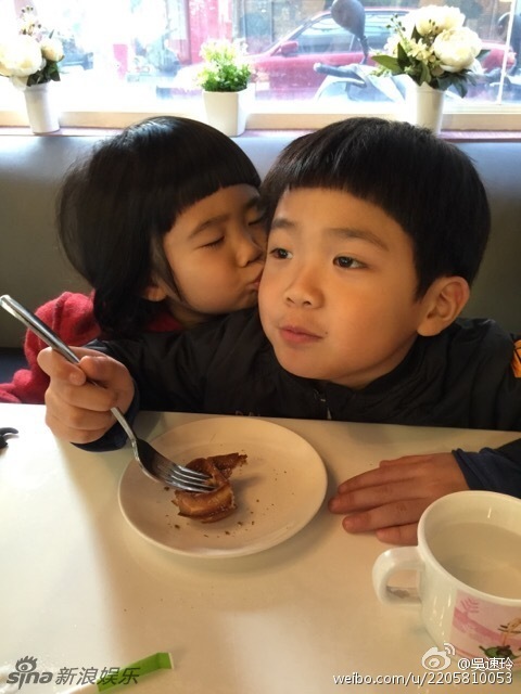 组图：呆萌Grace和Joe喝下午茶 玩亲亲感情好