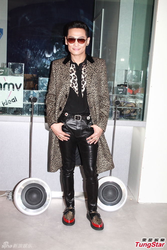 组图：杜德伟幻想观众也《脱掉》 情人节陪老婆