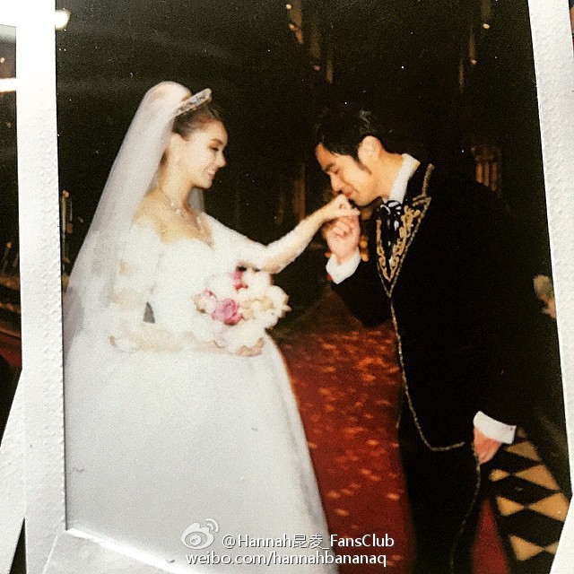 组图：周杰伦婚礼亲吻昆凌玉手 现场淘气抛花球