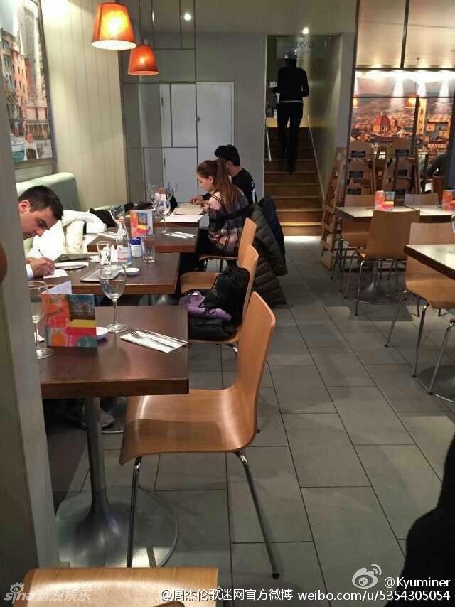 周杰伦昆凌英国度蜜月 逛街坐大巴回归平淡甜蜜