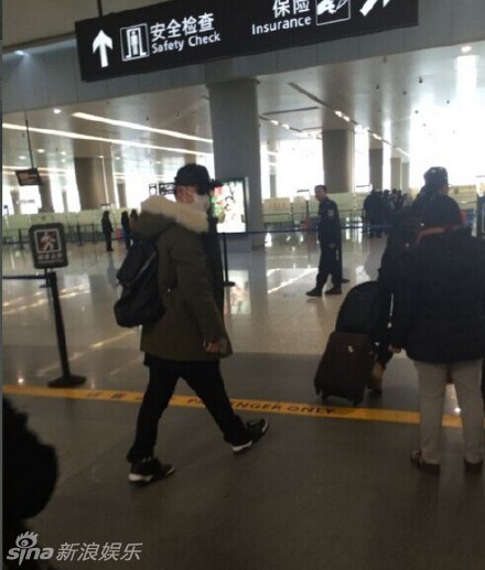 组图：陈赫承认离婚后首现身 戴黑超口罩不回应