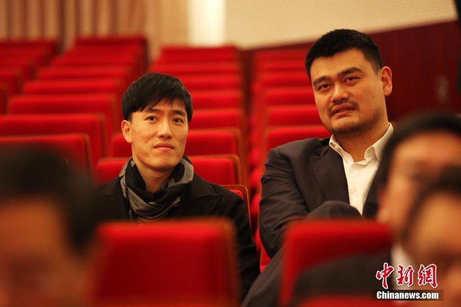 组图：姚明刘翔现身上海政协会议 热聊表情逗趣