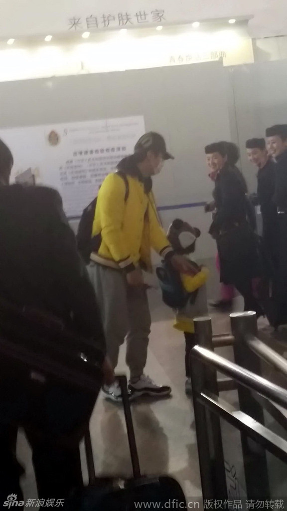 组图:吴尊与neinei亲子装现身机场 萌娃乖巧