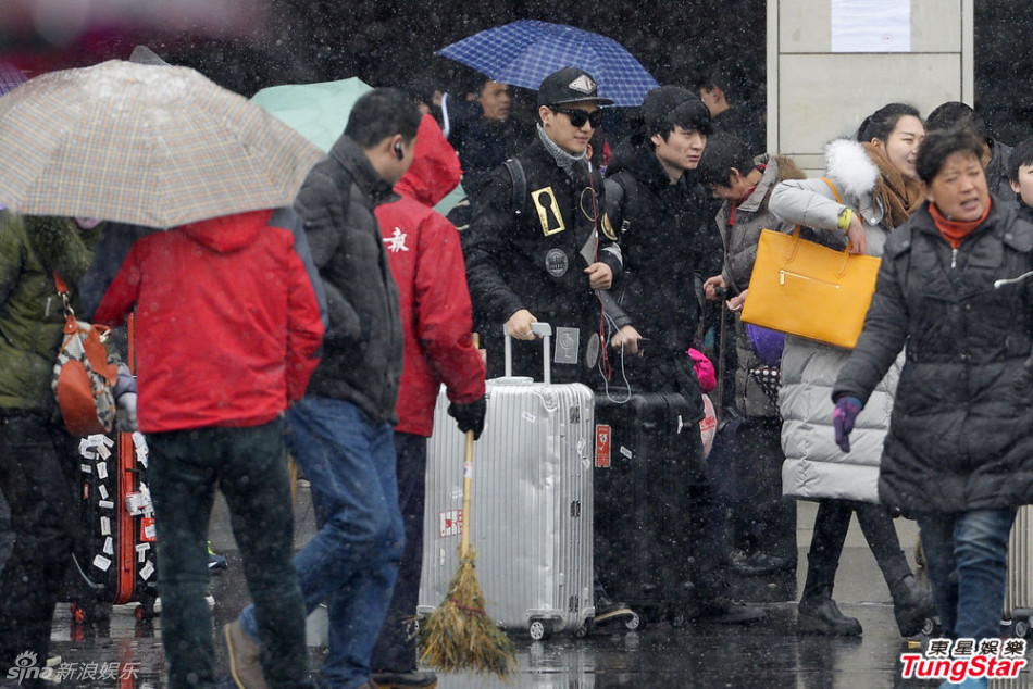 组图:至上励合单衣难挡大雪 独拿行李显寂寞