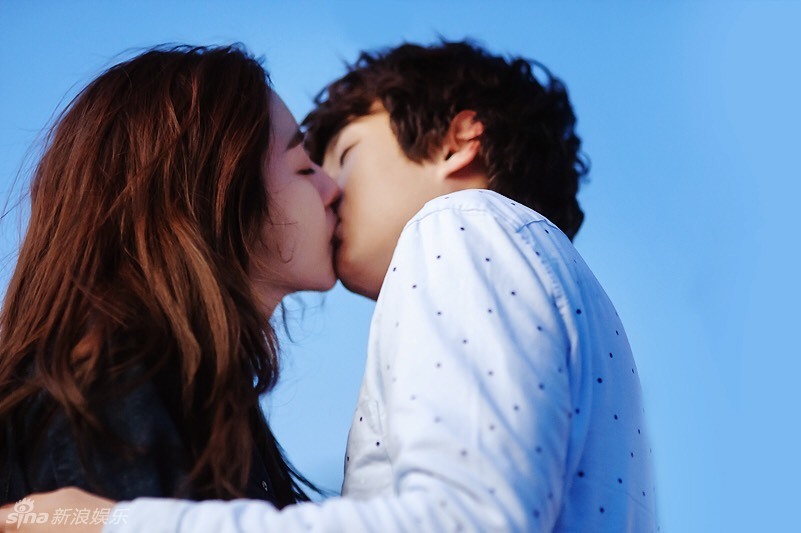 组图：《浩九》公开剧照 崔宇植UIE海边甜吻