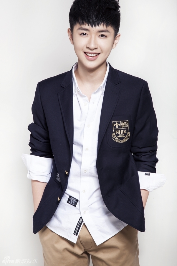 组图：小鲜肉张逸杰写真首曝光 家有暖男初长成