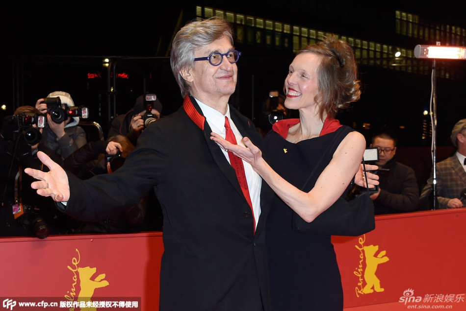 组图：《美国朋友》首映 导演维姆携妻恩爱亮相