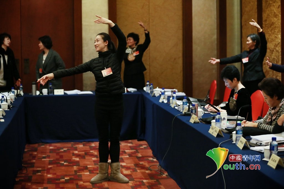组图：女委员们在会议厅内跳芭蕾舞缓解疲劳