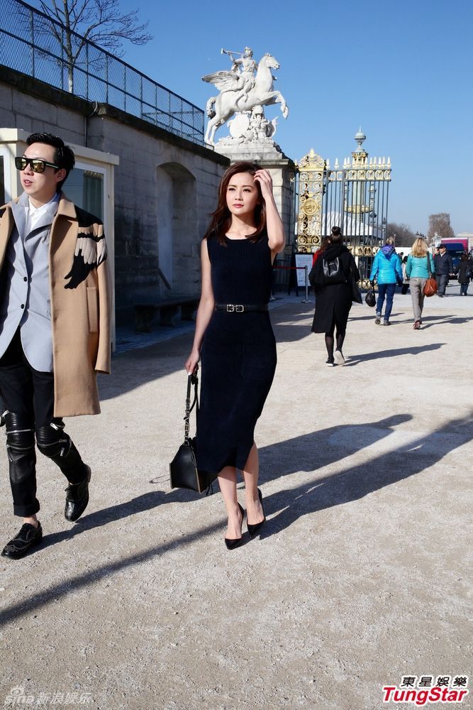 组图：阿sa亮相巴黎时装周 展现优雅女人味