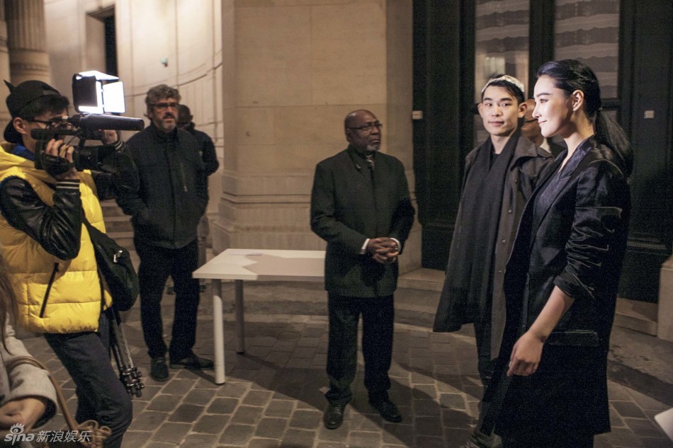 组图：张馨予帅气现身男人装造型hold住全场