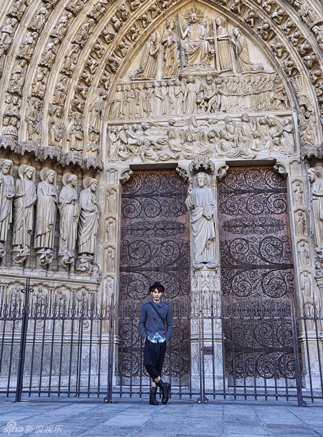 组图：徐正曦巴黎街拍突破风格 别样时尚有型