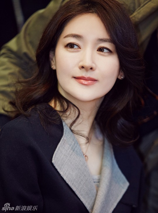 组图：44岁李英爱展逆龄美肌 举止优雅气质佳