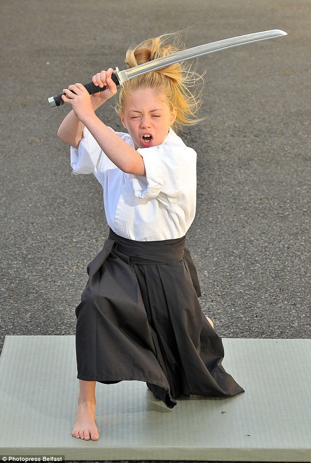 组图：9岁超级武术女孩爆红 高难度侧翻获大赞