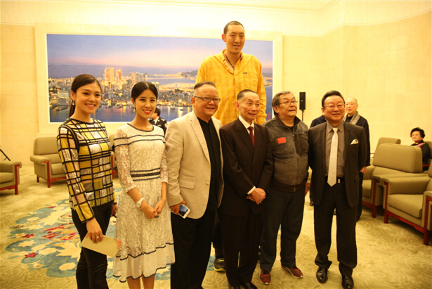 组图：李凤鸣首映礼靓丽现身 与众星交流合照