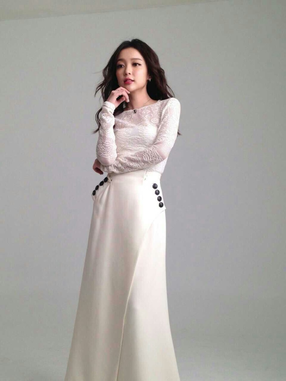 组图：汪小敏频亮相时装周 身材纤细尽显女人味