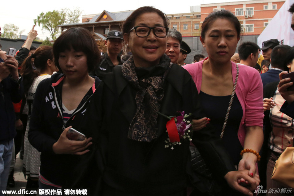 赵忠祥北京办画展 老搭档倪萍助阵获搀扶