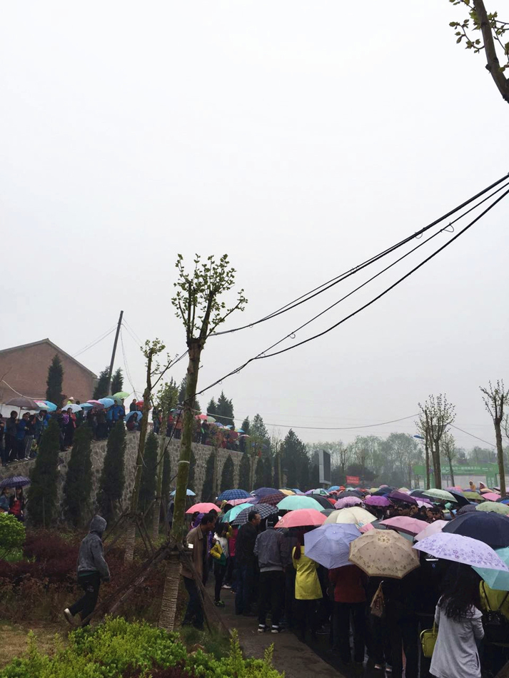 组图：田亮出席活动人气爆棚 粉丝冒雨支持