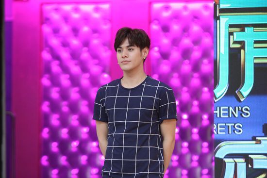 组图：《厨房》杜天皓遭揭家底 呆萌鲜肉频卖萌