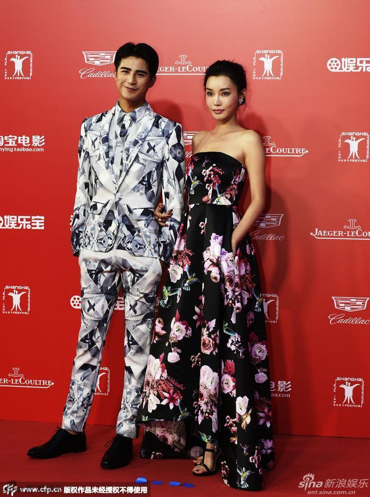 组图：童菲碎花抹胸裙显优雅 携手小鲜肉姜潮