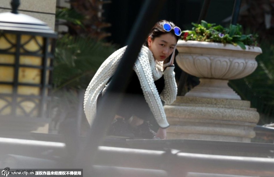 组图：周冬雨蹲喷泉边打电话 满脸灿笑难掩幸福