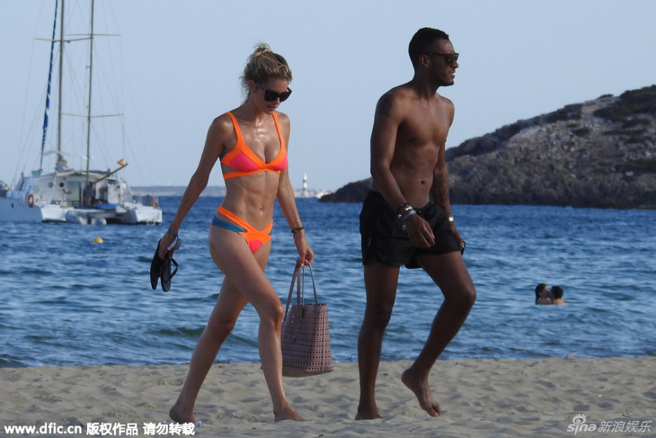 组图：杜晨荧光比基尼秀魔鬼身材 与老公玩自拍