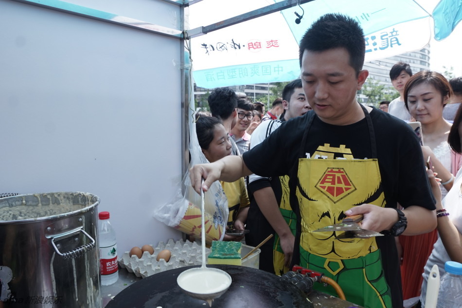 组图:《煎饼侠》重现街头 大鹏柳岩练摊送煎饼