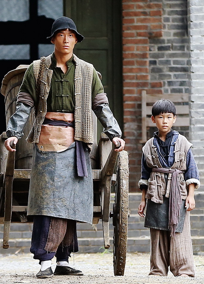 组图:电影《终极胜利》探班 窦骁帅气现身