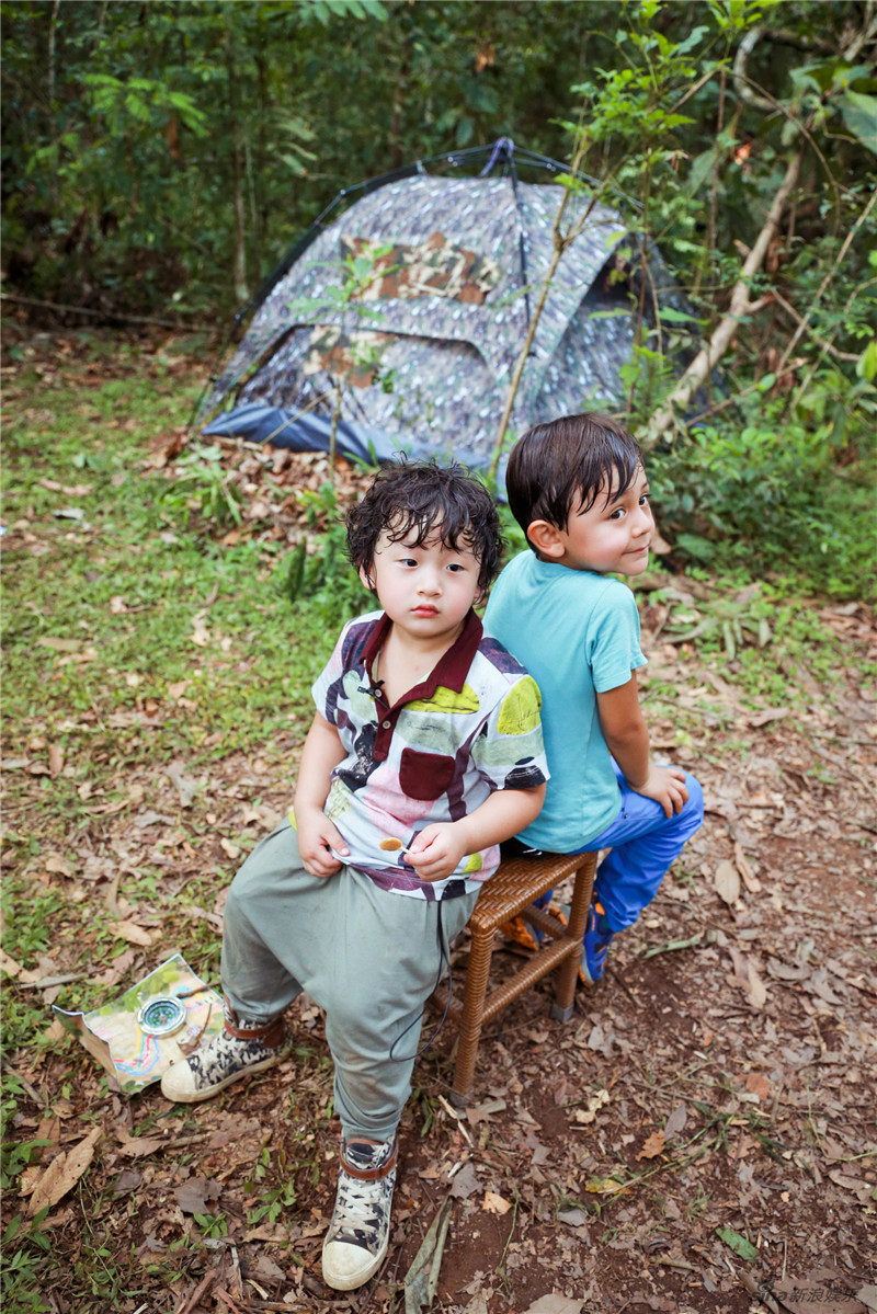 组图:爸爸3有爱小剧场 诺一夏天轩轩三小无猜