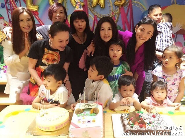 组图:张柏芝为lucas庆生 办派对画胡子超有爱