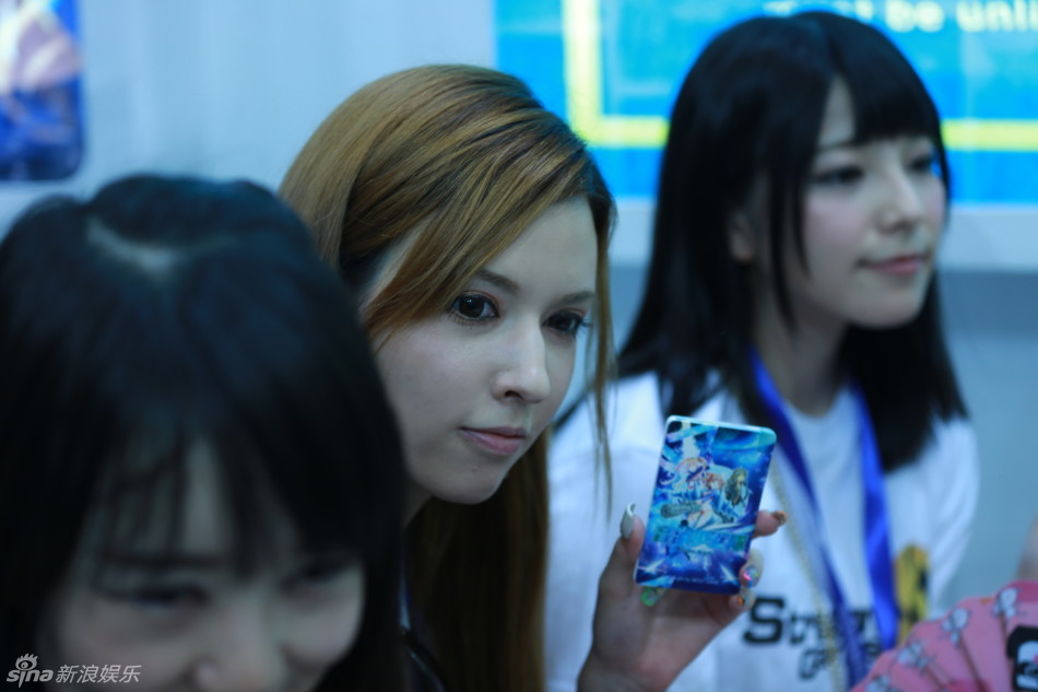 组图:泷泽萝拉上原亚衣现身上海 拿扇子卖萌