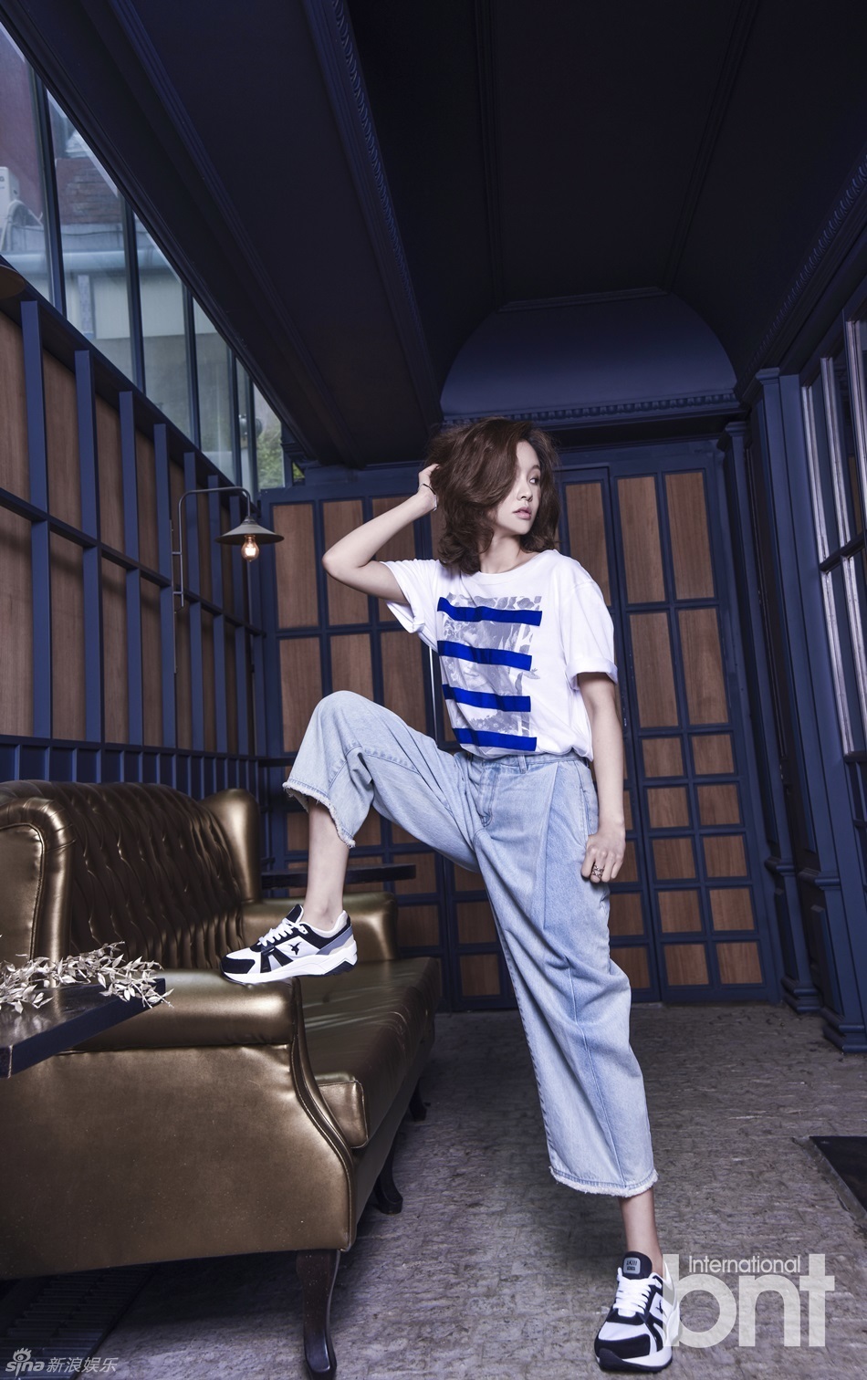 组图：韩星黄素熙拍写真 松垮牛仔裤随性自然