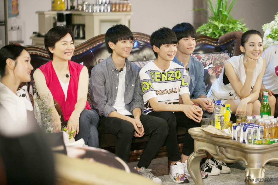 组图：鲜肉女神齐聚！TFBoys深夜探班《偶像》