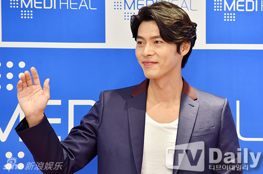 组图：玄彬西装帅气现身人气爆棚险致交通瘫痪